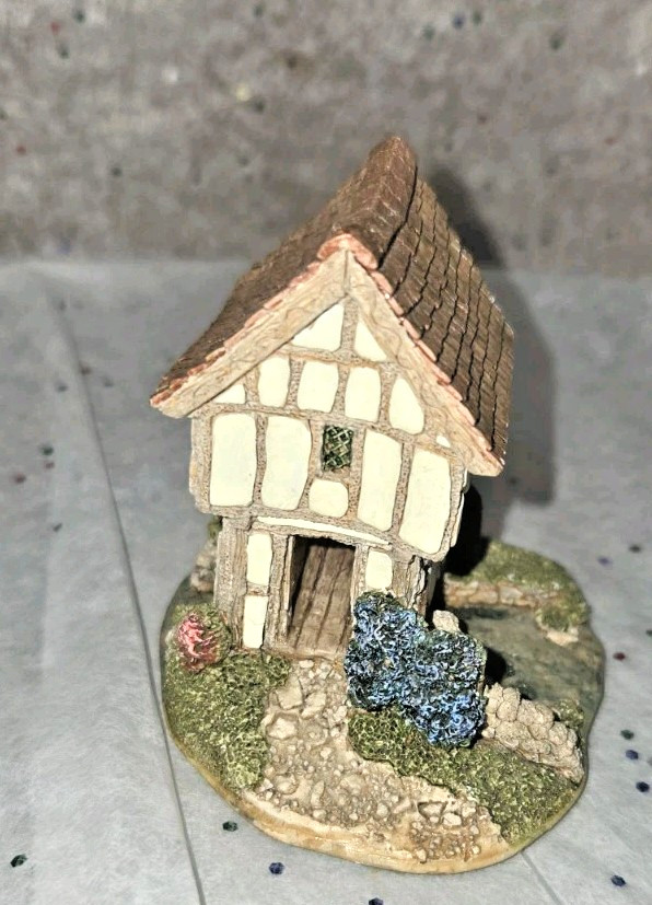 Lilliput Lane “Hampton Moat” Vintage Cottages Handmade in United Kingdom