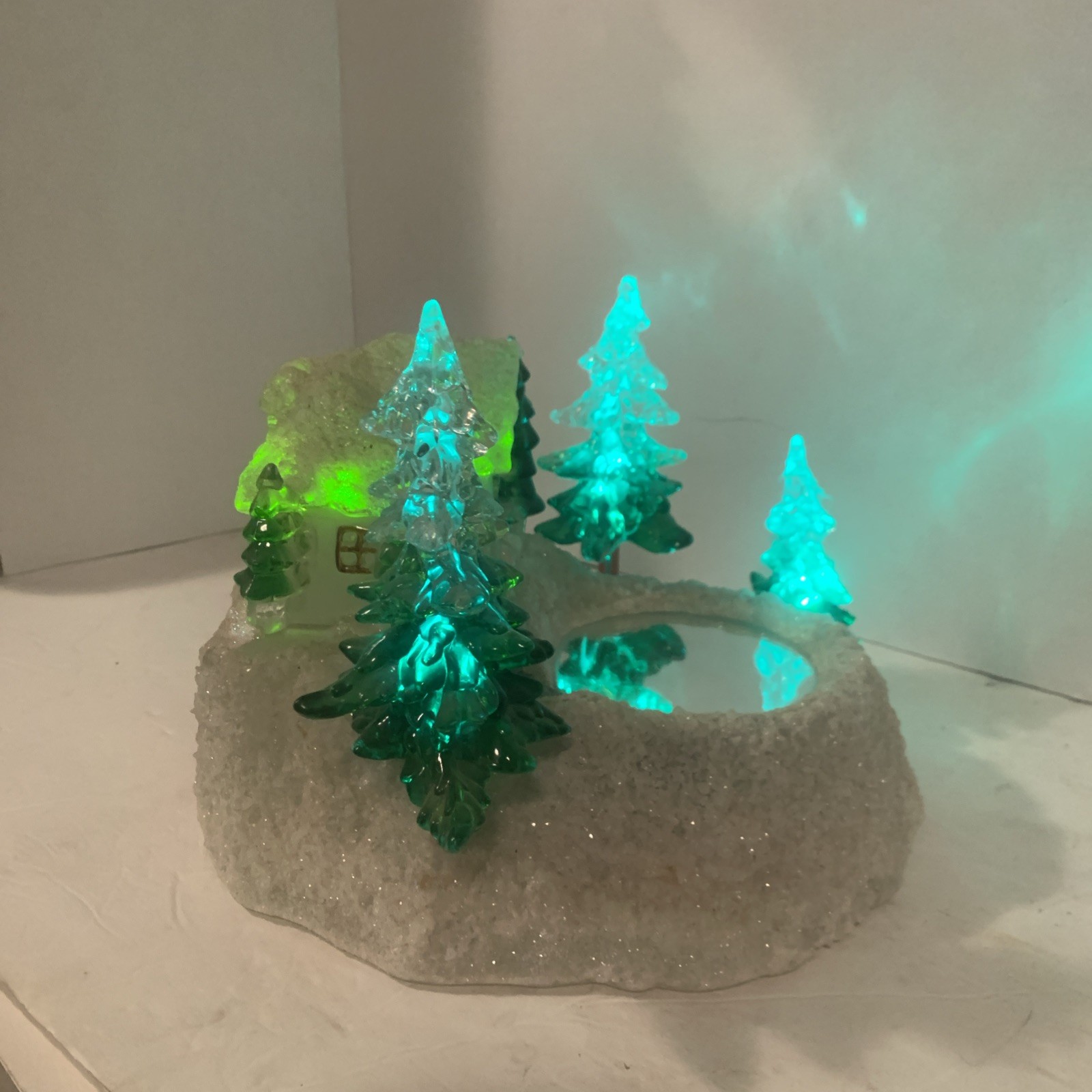 Heritage Mint “Holiday Lights” Music Box Winter Scene Light Changing Vintage