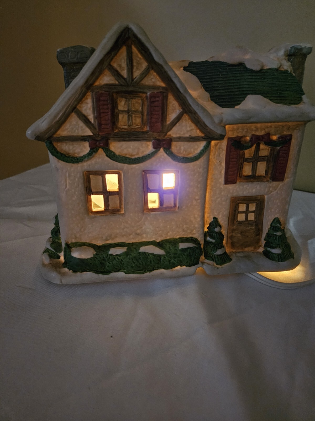 Noma Kringle Town Collectables Mr. & Mrs. Claus House Lighted original box #6302