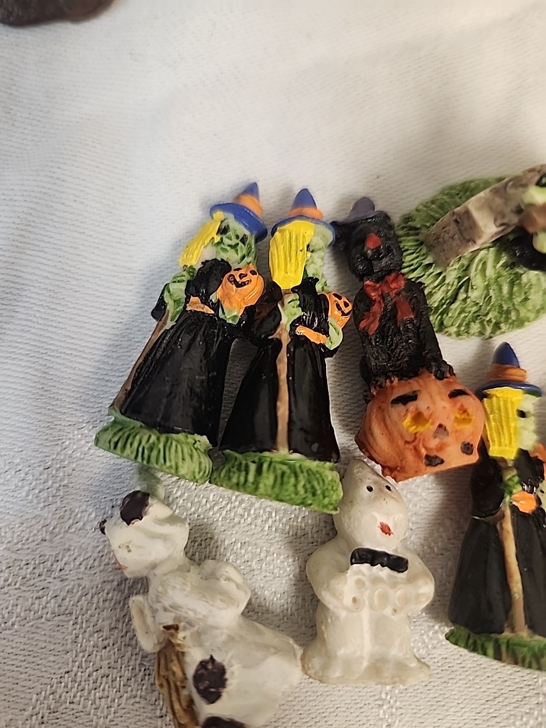 Spooky Hollow Village Ceramic Set 5 Haunted Buildings & Figures & Accessories
