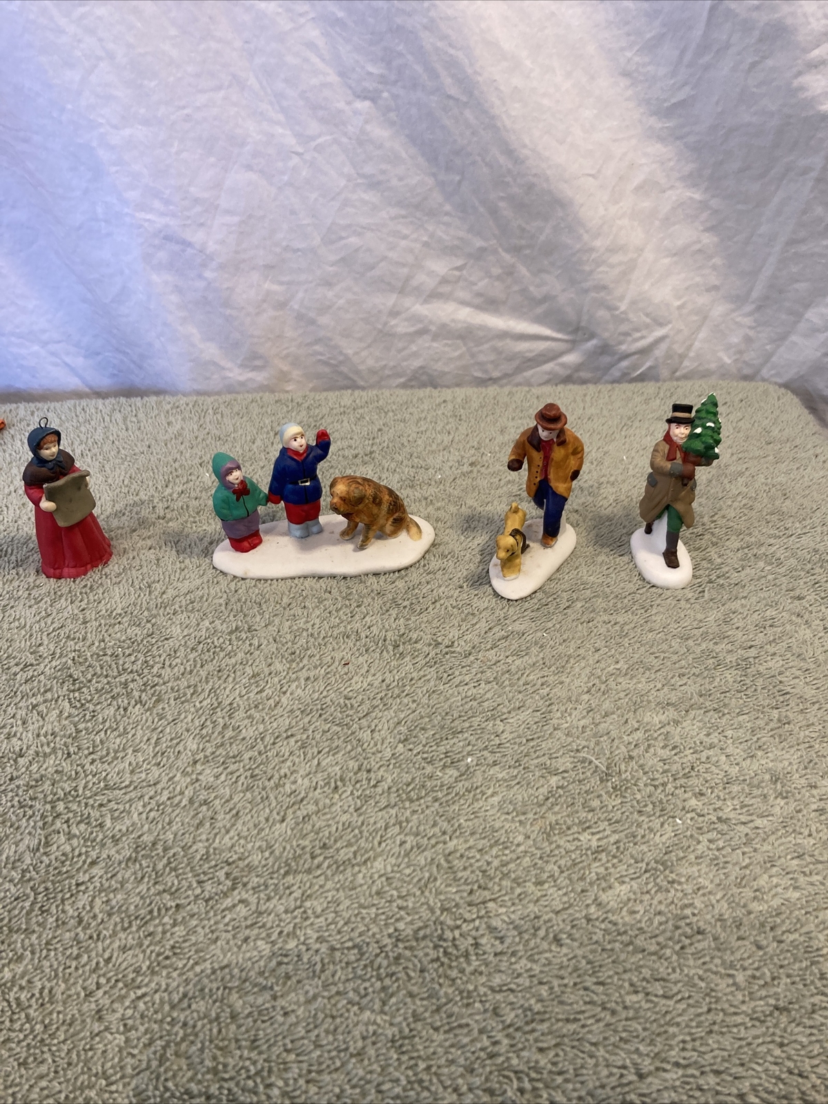 Lot of 9 Christmas Village Figurines Lemax/Department 56/No Brand No Box 154