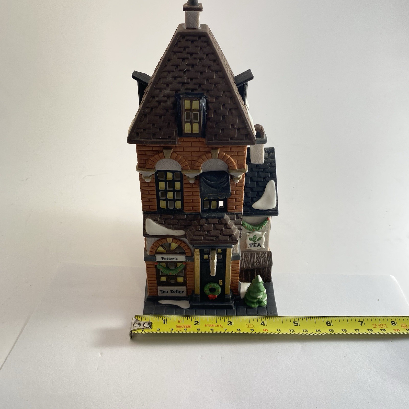 Department 56 Christmas In The City Village Potter’s Tea Seller.