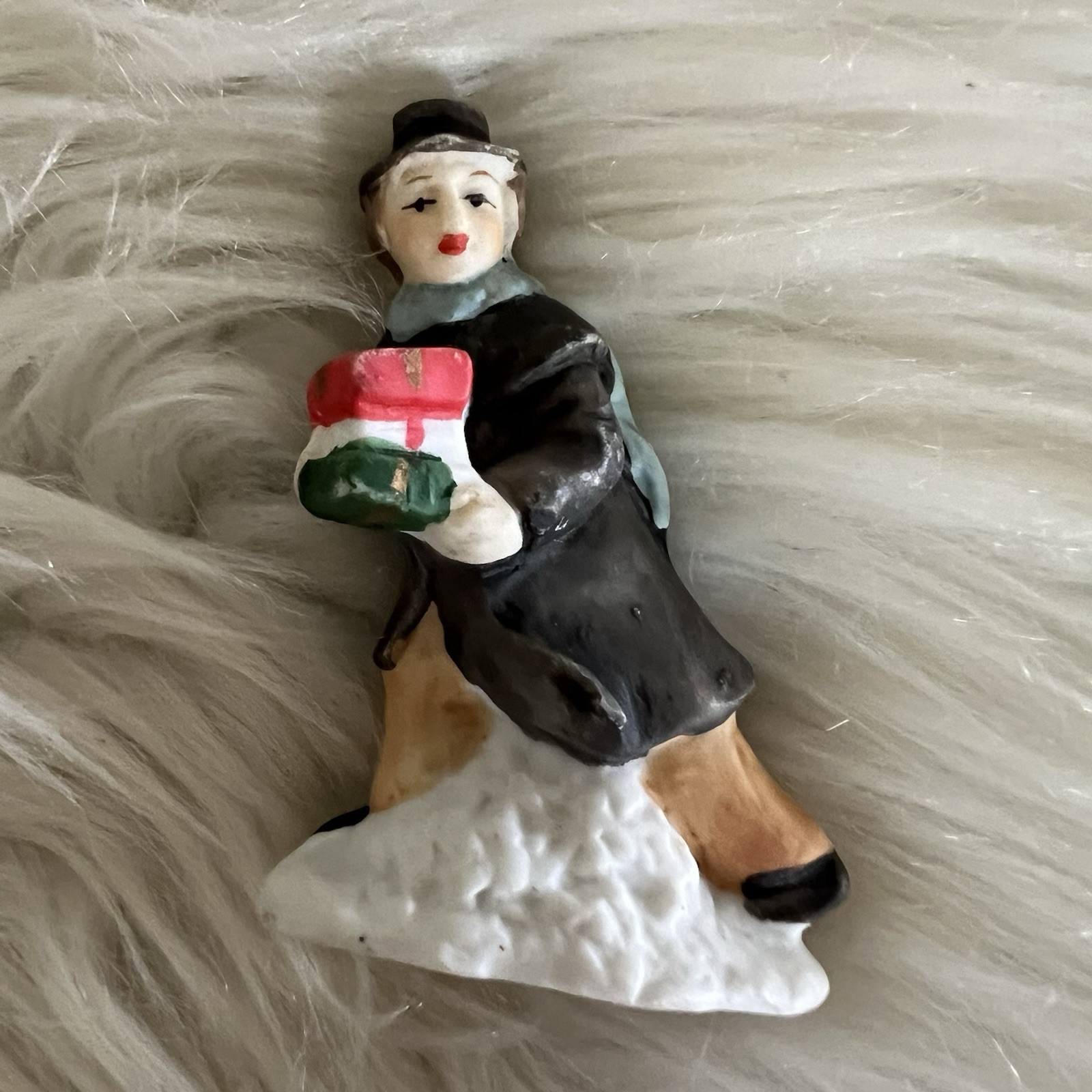 Set Of 7 Porcelain Vintage Christmas Village People Made in Taiwan 2.5”