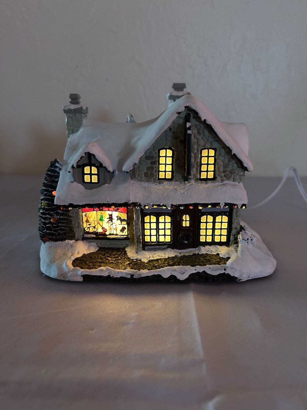 Hawthorne Village Thomas Kinkade Christmas “Santa’s Workshop Toys” – Lighted