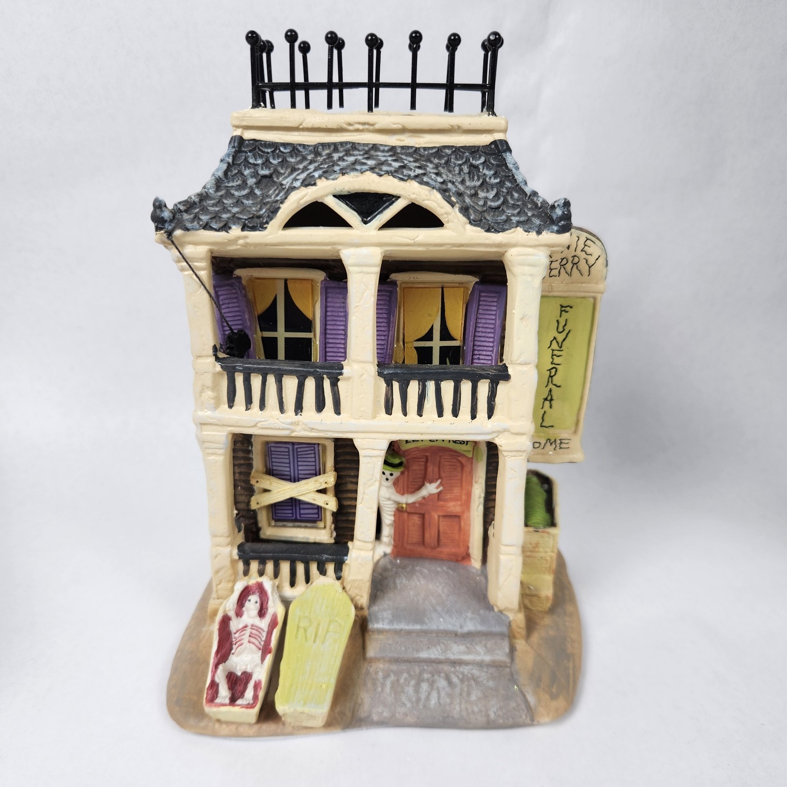 Holiday Inspirations Howie Berry Funeral Home Susan Winget 2013 W/Light *READ*