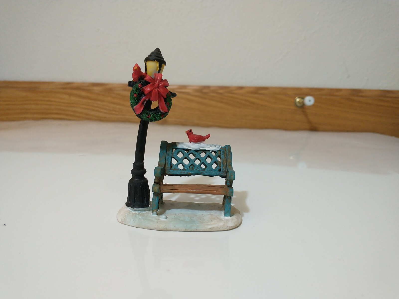 Christmas Village Lamp Post Bench Accessory Poly Resin Cardinal Wreath 4″ Tall
