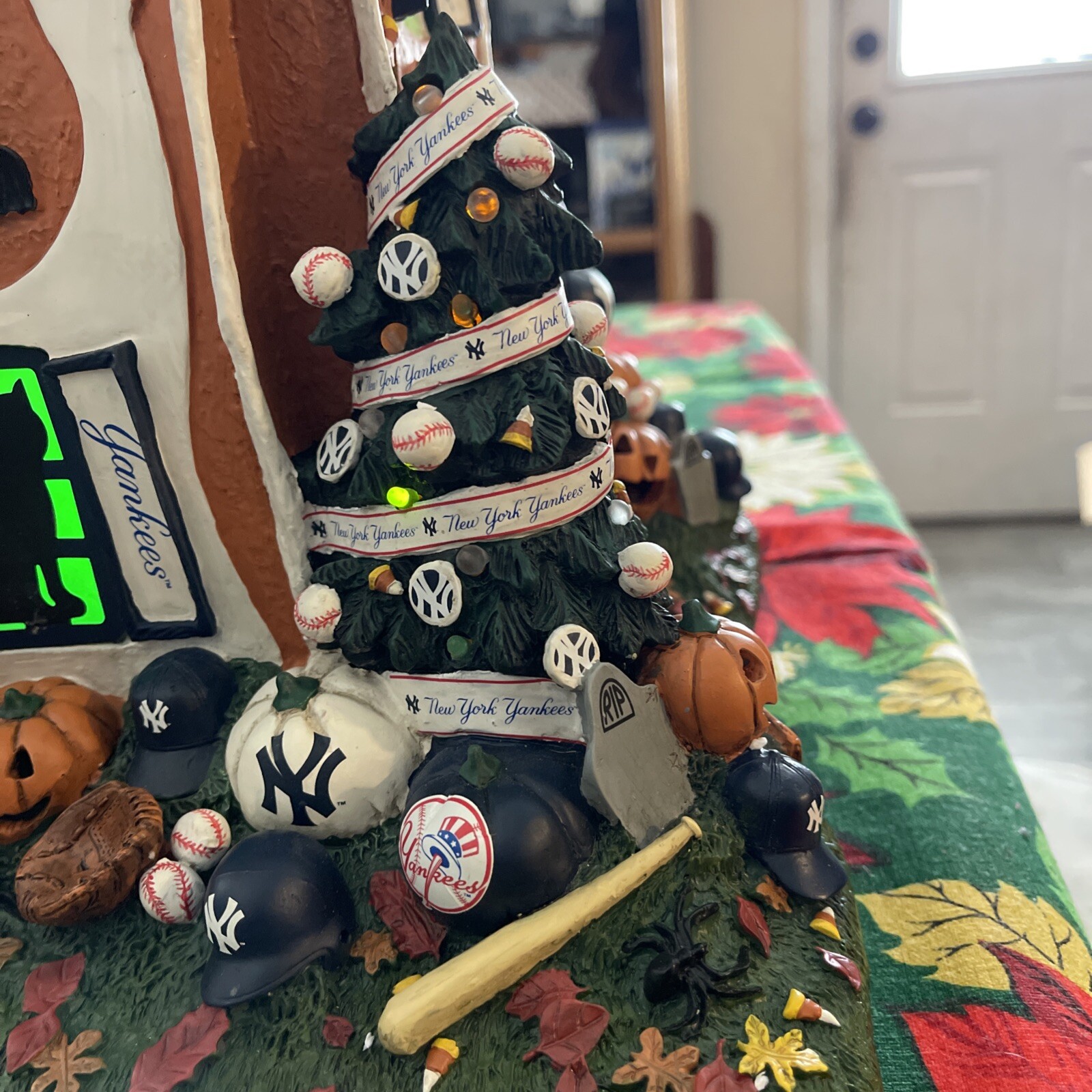 Rare Danbury Mint Haunted Halloween Lighted New York Yankees Welcome House MINT