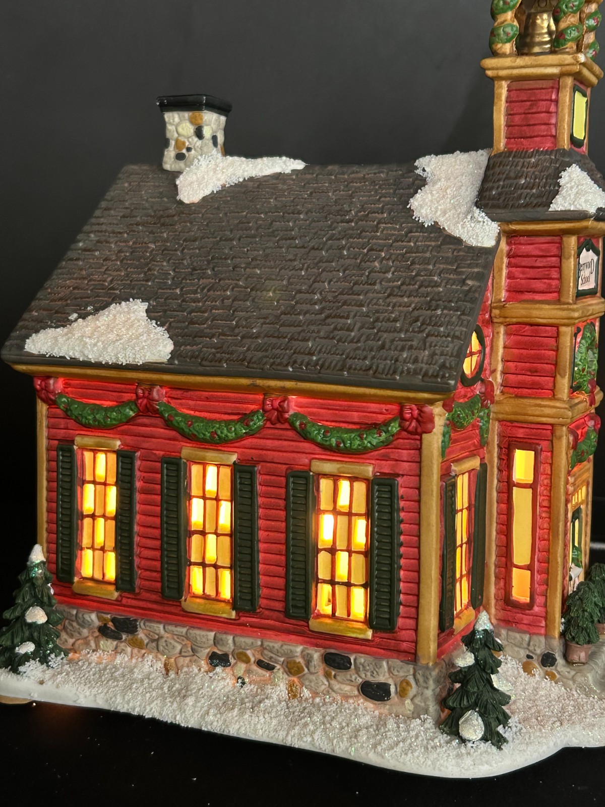 🎄🎄 St Nicholas Square Lighted Berrywood School House W/ 2 Extra figures