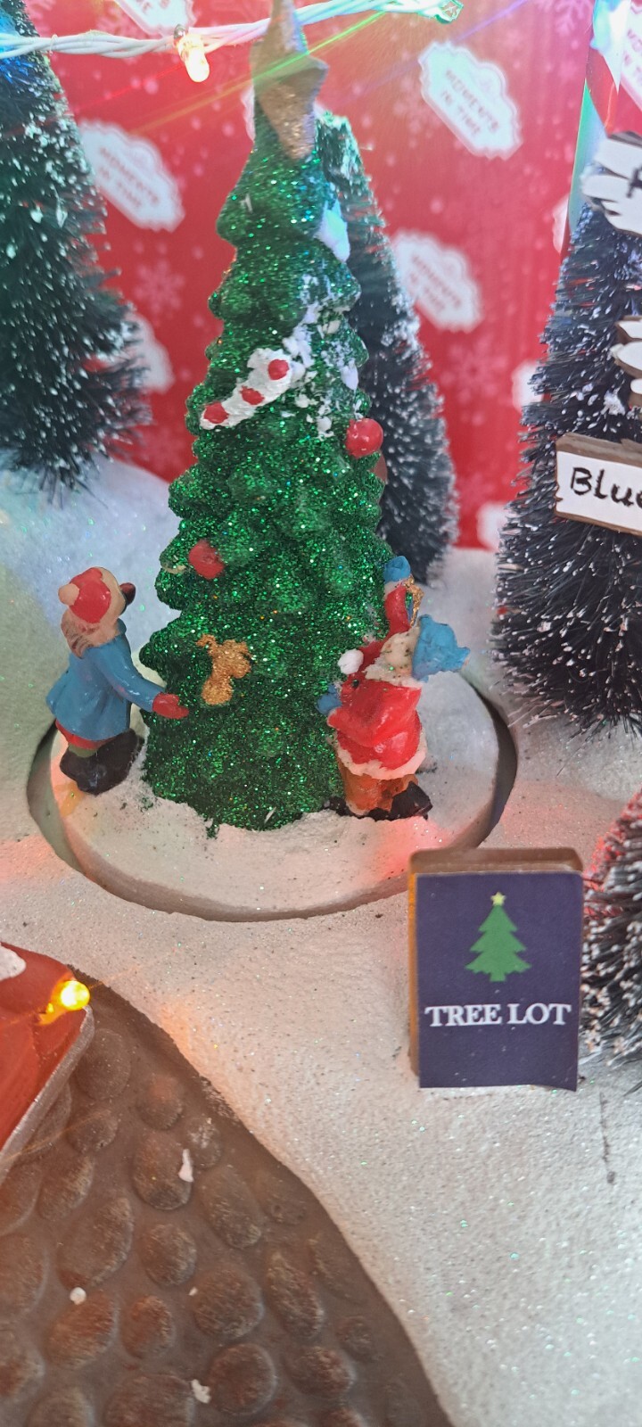 Moment In Time Musical & Lighted Old Fashion Christmas Tree Lot….Motion
