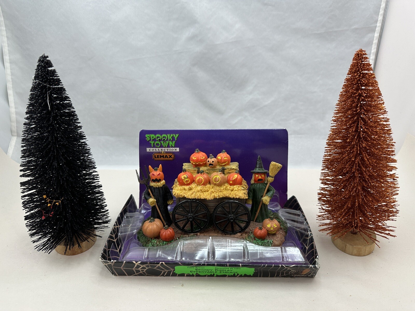 RARE 2010 Lemax Spooky Town “SPOOKY DISPLAY” #03813 Halloween Village + 2 Trees