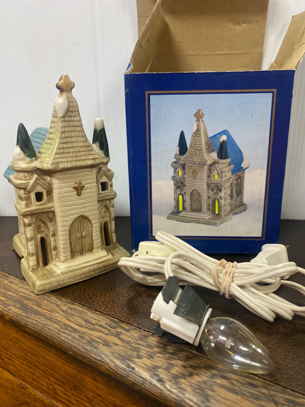 CHRISTMAS VILLAGE COLLECTION ELECTRIC LIGHTED CERAMIC DICKENS’ HOUSE IN BOX 5.5″
