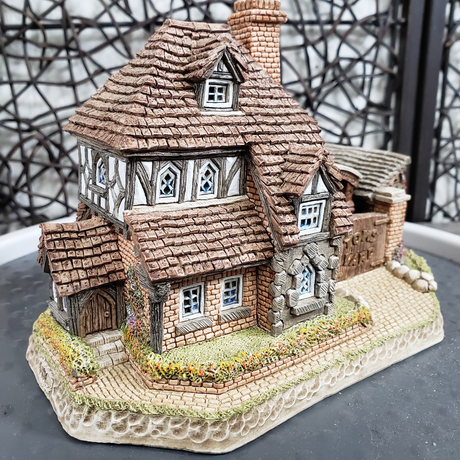 David Winter D1011 Tom’s Yard 1997 Limited Edition 1998/5000 Original Box COA