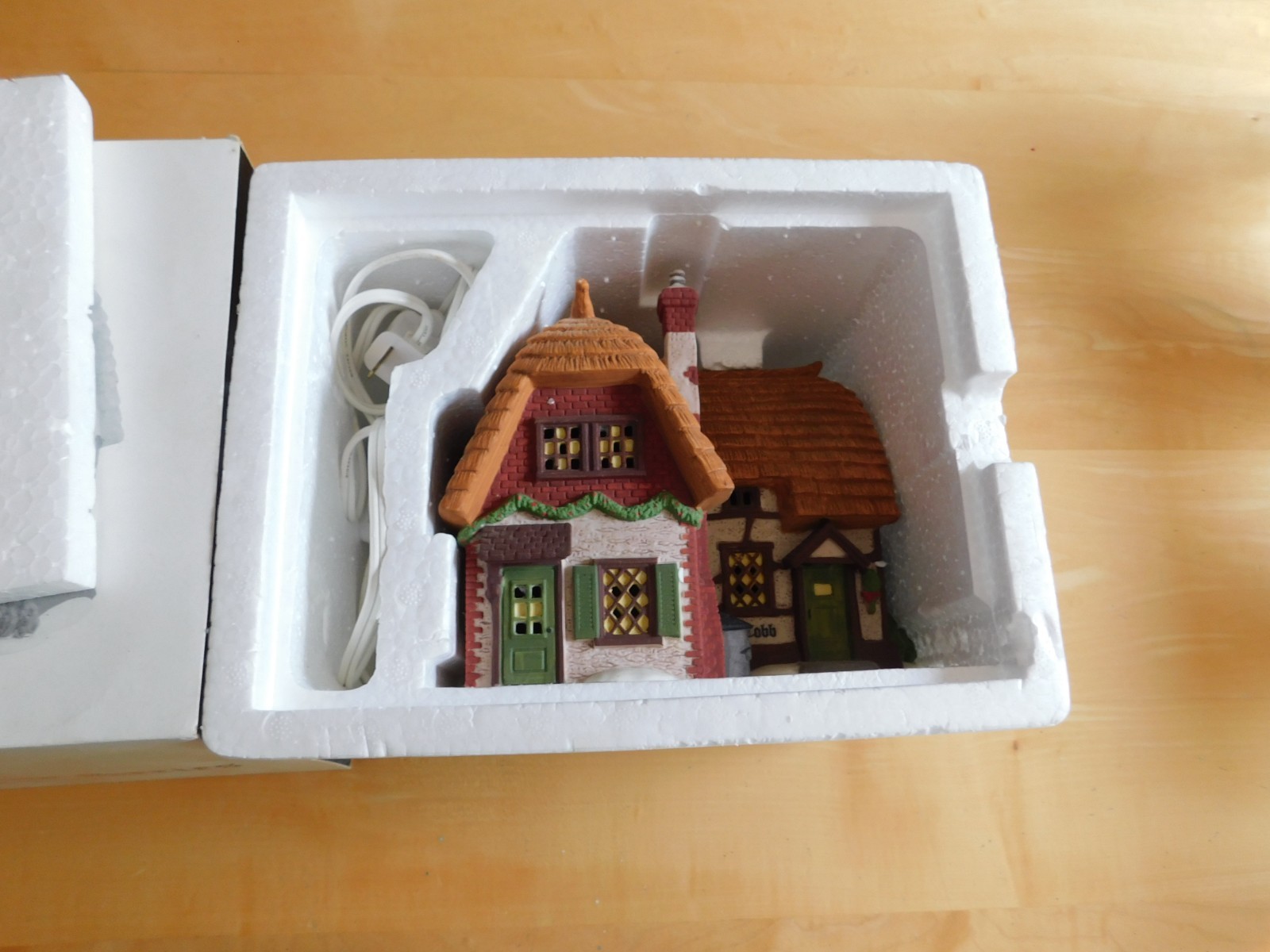 Cobb Cottage 1994 -Department 56, Dickens Village Series, #58246, Light & Box