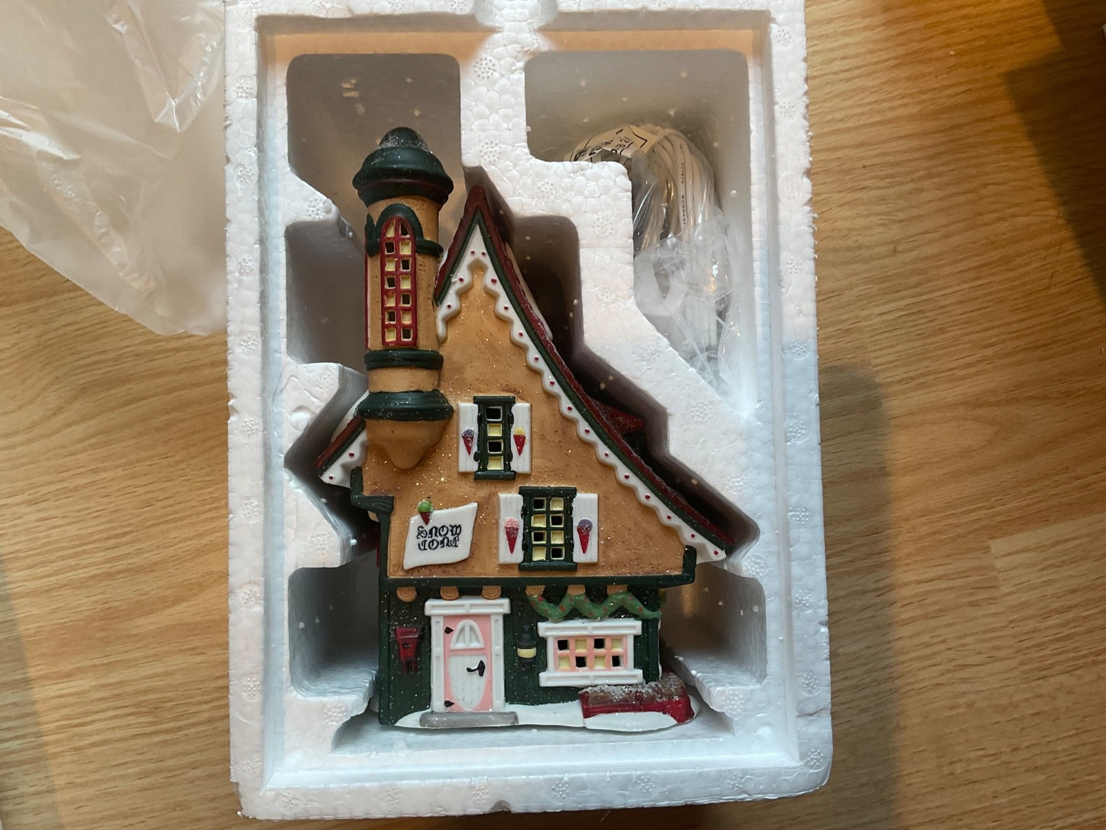 Lot of 2 Dept 56 North Pole Pieces Elf Snow Cone Works & Elf Bunkhouse Free Ship