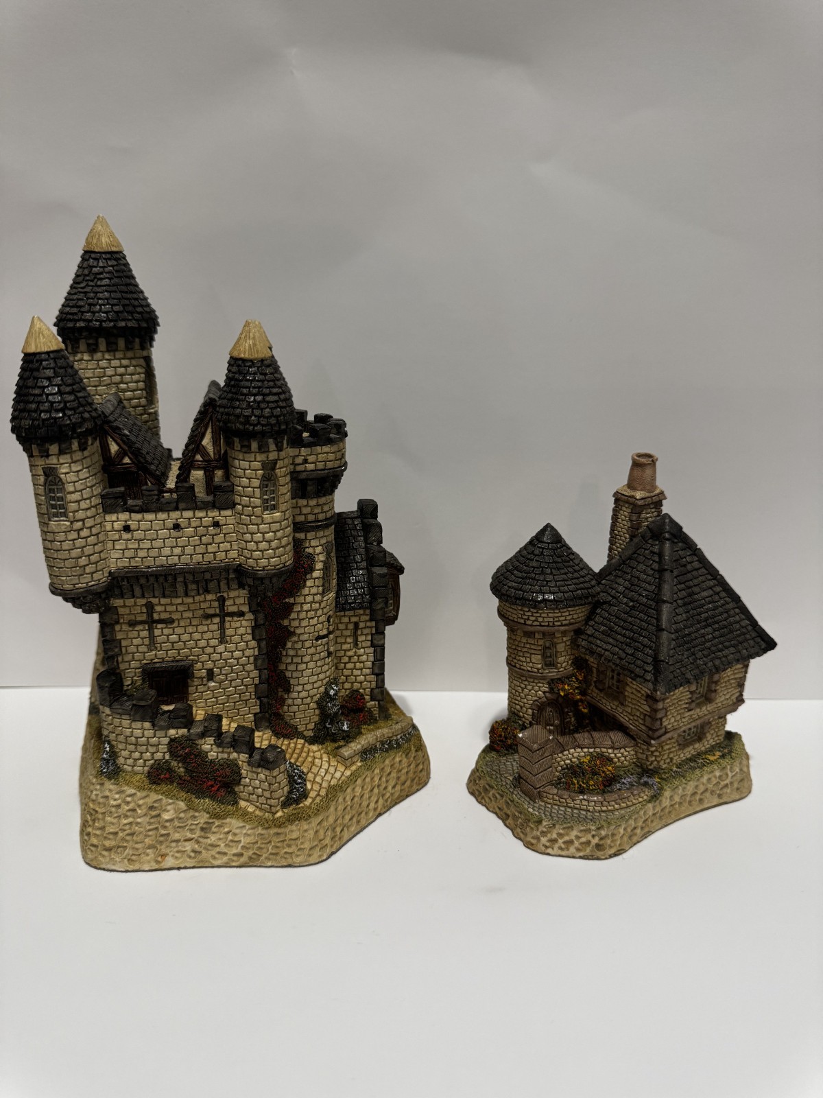 David Winter Cottages- Scottish Coll. -Lot of 2 – Macbeth’s Castle, Gatekeepers
