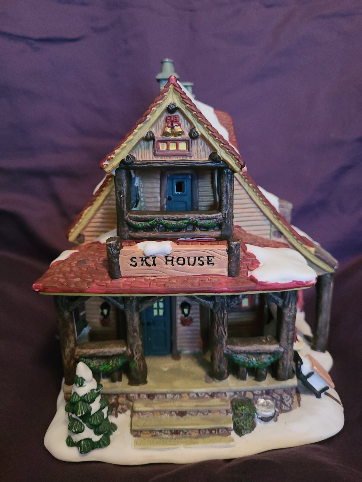 Christmas Village – Lighted Ski House (8.5″ tall 8″ wide 7.5″ deep) Great Cond.