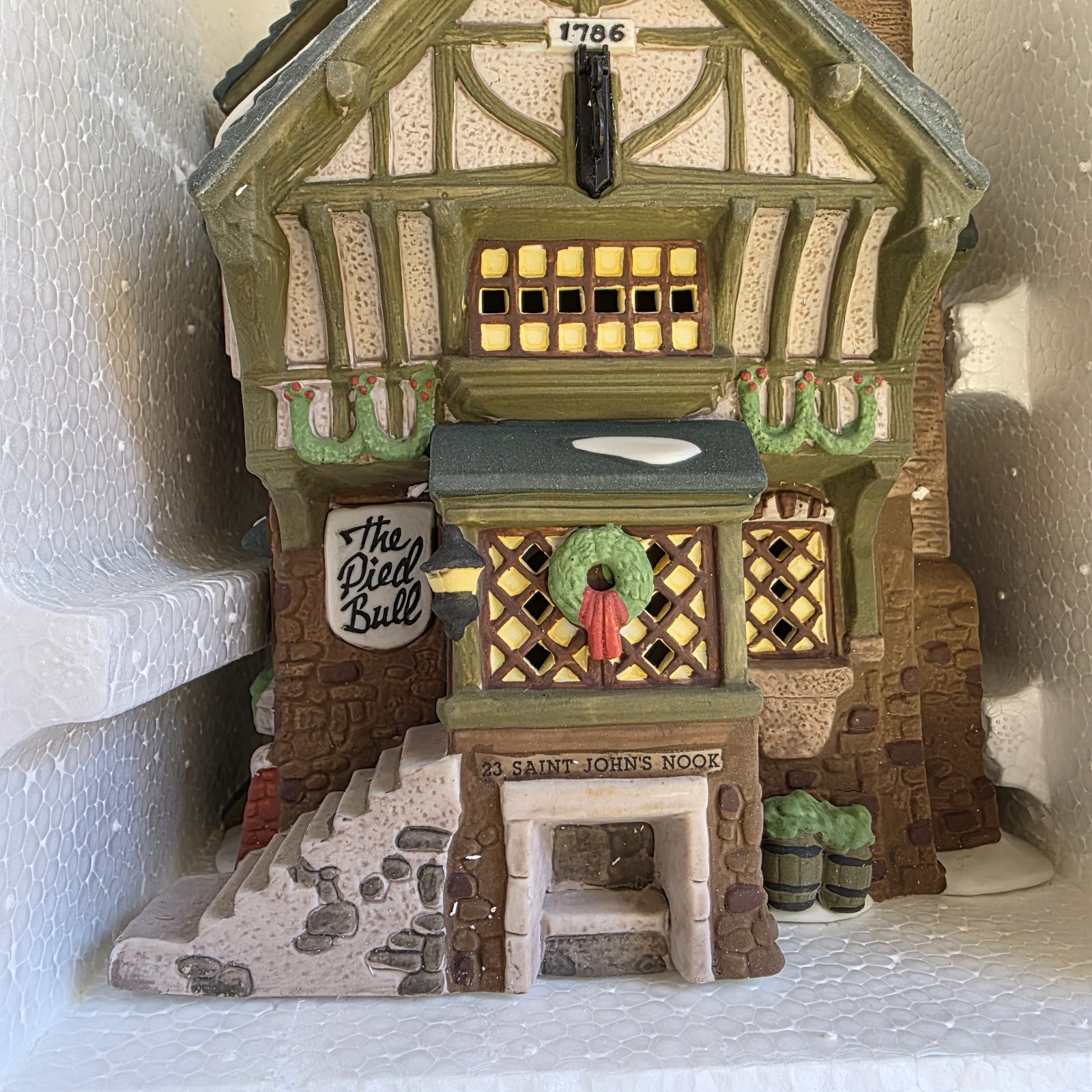 The Heritage Village Collection Dickens Village Series The Pied Bull Inn 1993
