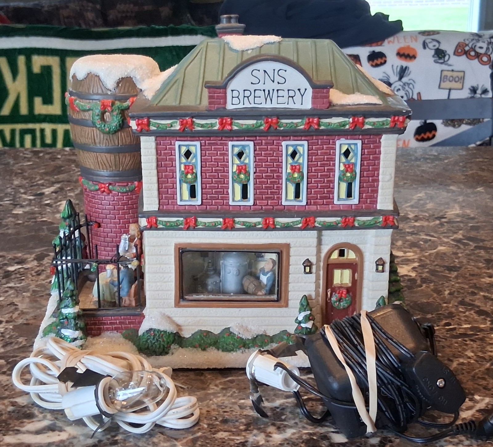 READ DESCRIPTION St. Nicholas Square SNS Brewery Christmas Village 2009 RARE