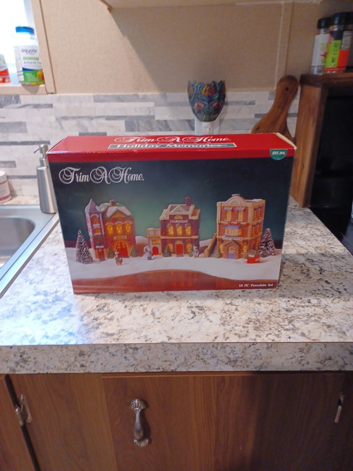 Holiday Village- TRIM A HOME- 3 lighted Buildings-post office,bank,fire station