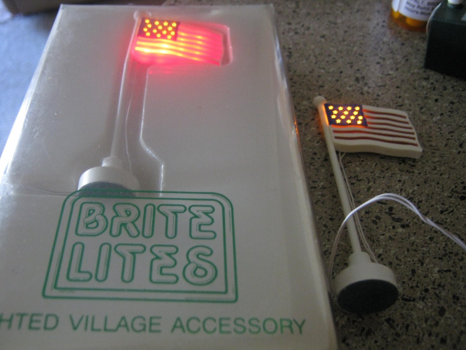 2 Dept 56 Brite Lites AMERICAN USA FLAG Waves & Non Wave 52242 Patriotic O SCALE