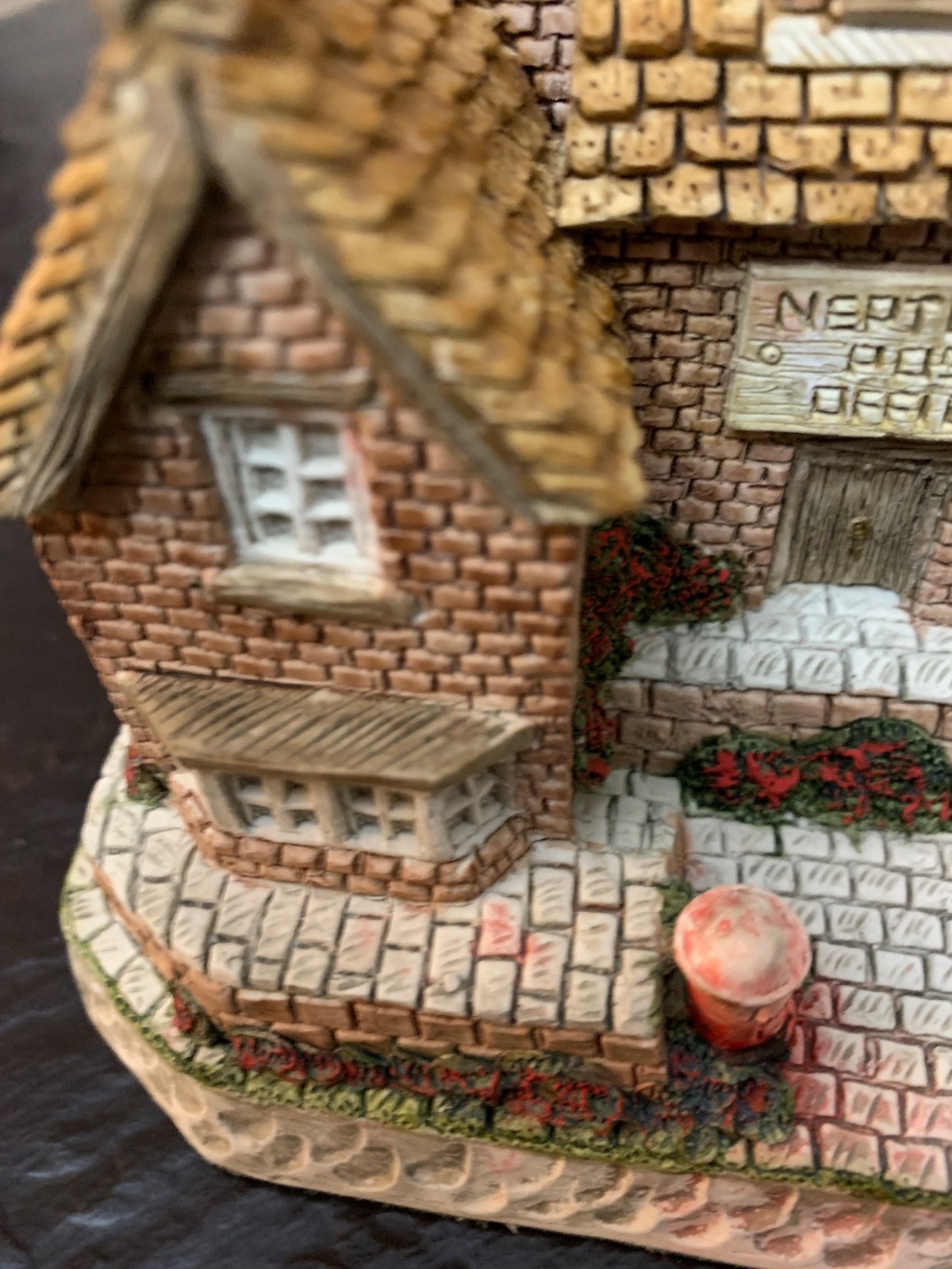 David Winter Neptunes Post Office British Hand made & Hand Painted FDW 19 2005
