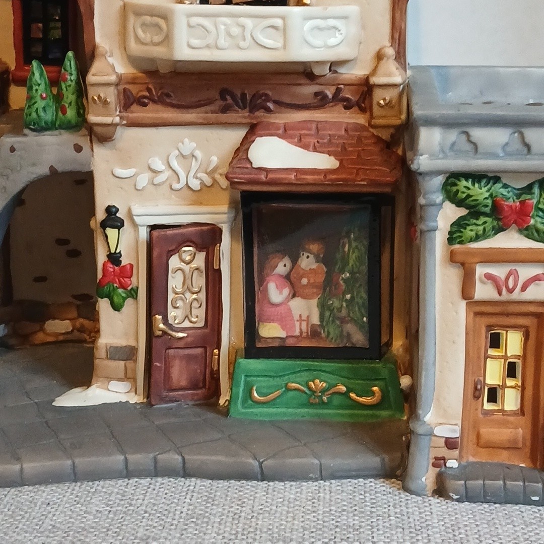 Vintage Holiday Time Village Collectibles P7155 Christmas Decor people in Window