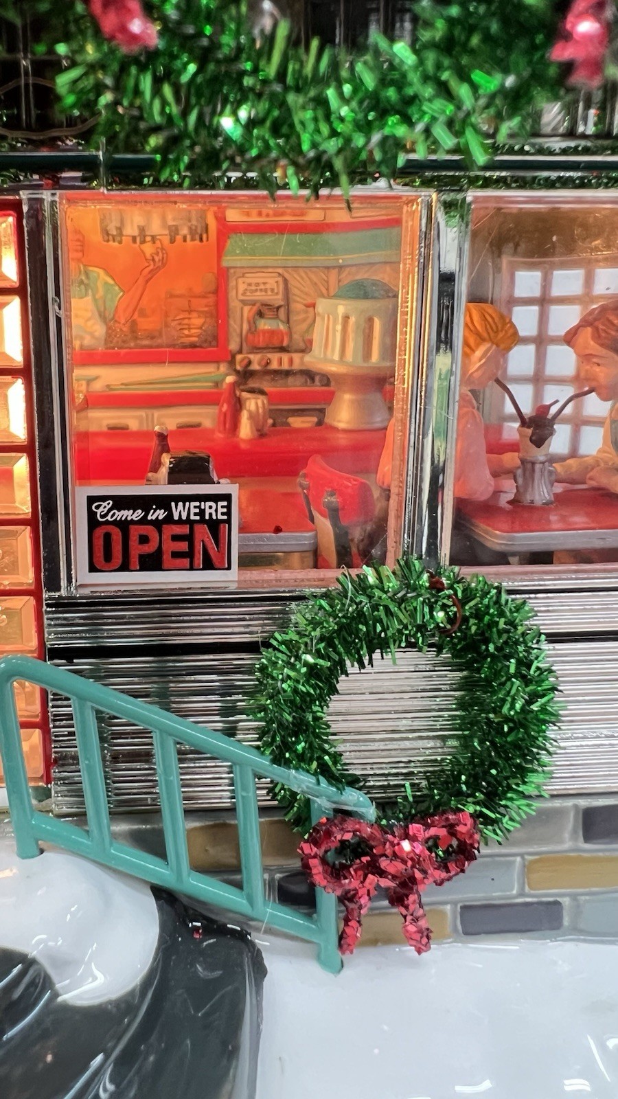 Dept 56 Snow Village “Shelly’s Diner” 55008 Retired 1999 With Sign Excellent !