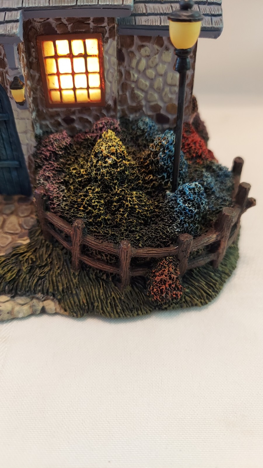 VNTG Hawthorne Village Thomas Kinkade Seaside Lighted “Foxglove Bookstore” (U19)