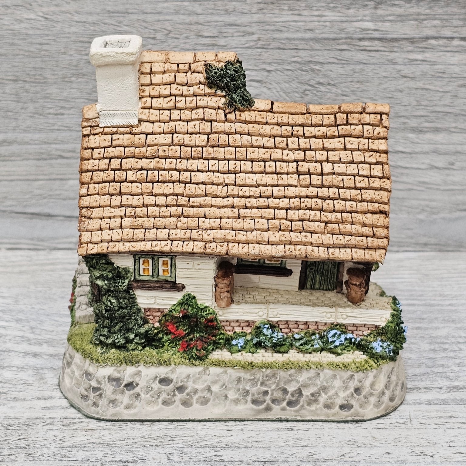 David Winter The Model Dairy Cottage 4.25 Inch Hand Painted Collectible