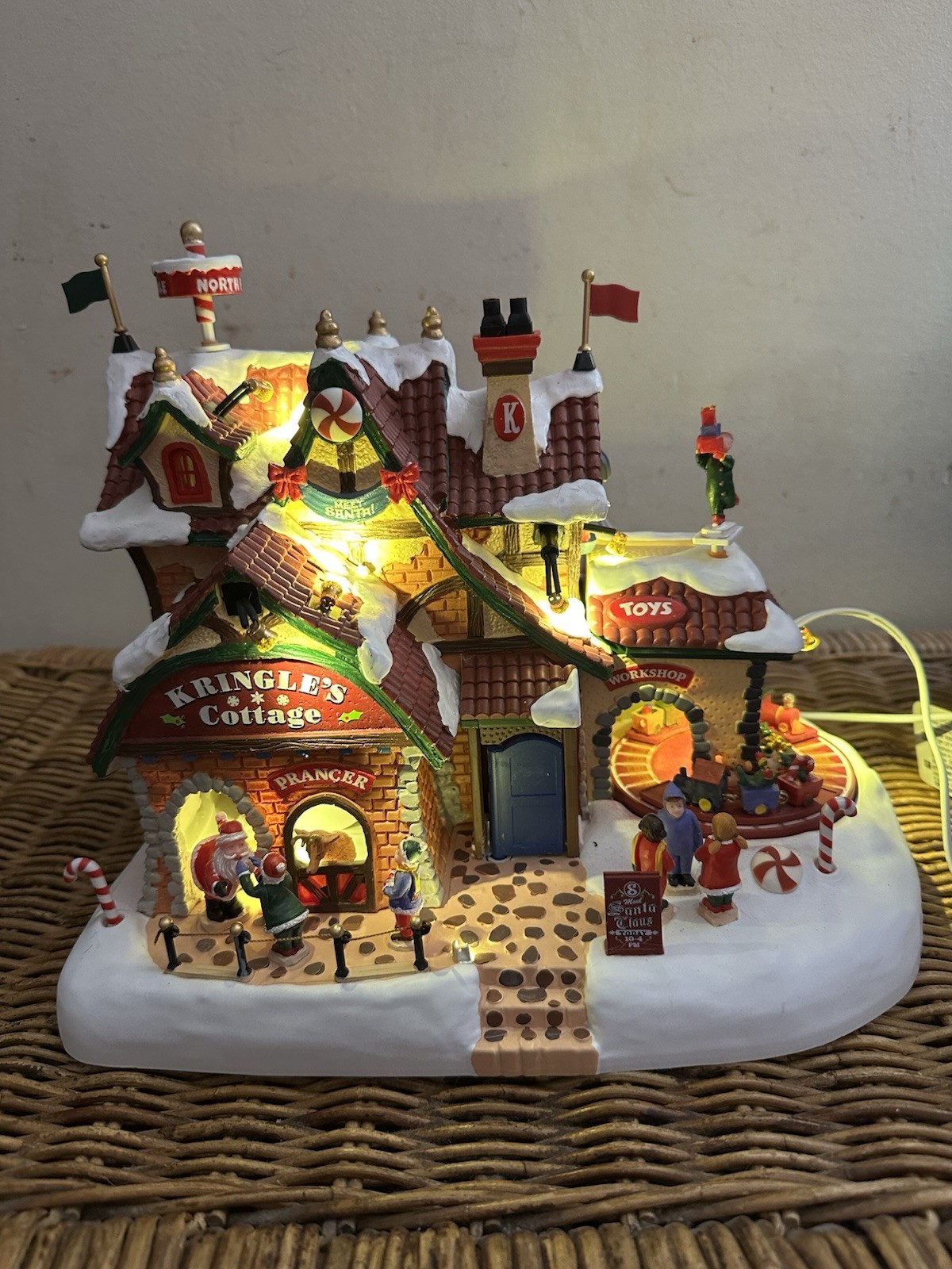 Lemax 95462 Kringle’s Cottage 2019 Santa’s Wonderland Village Lights Sound