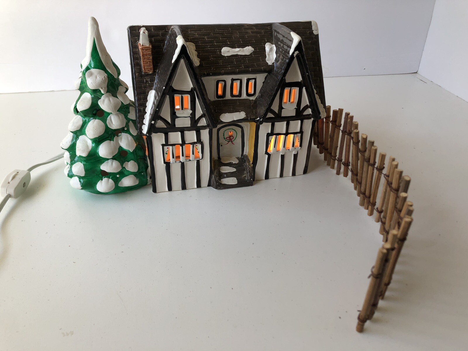 Dept 56 5007-5 Snow Village 1986 Stratford House