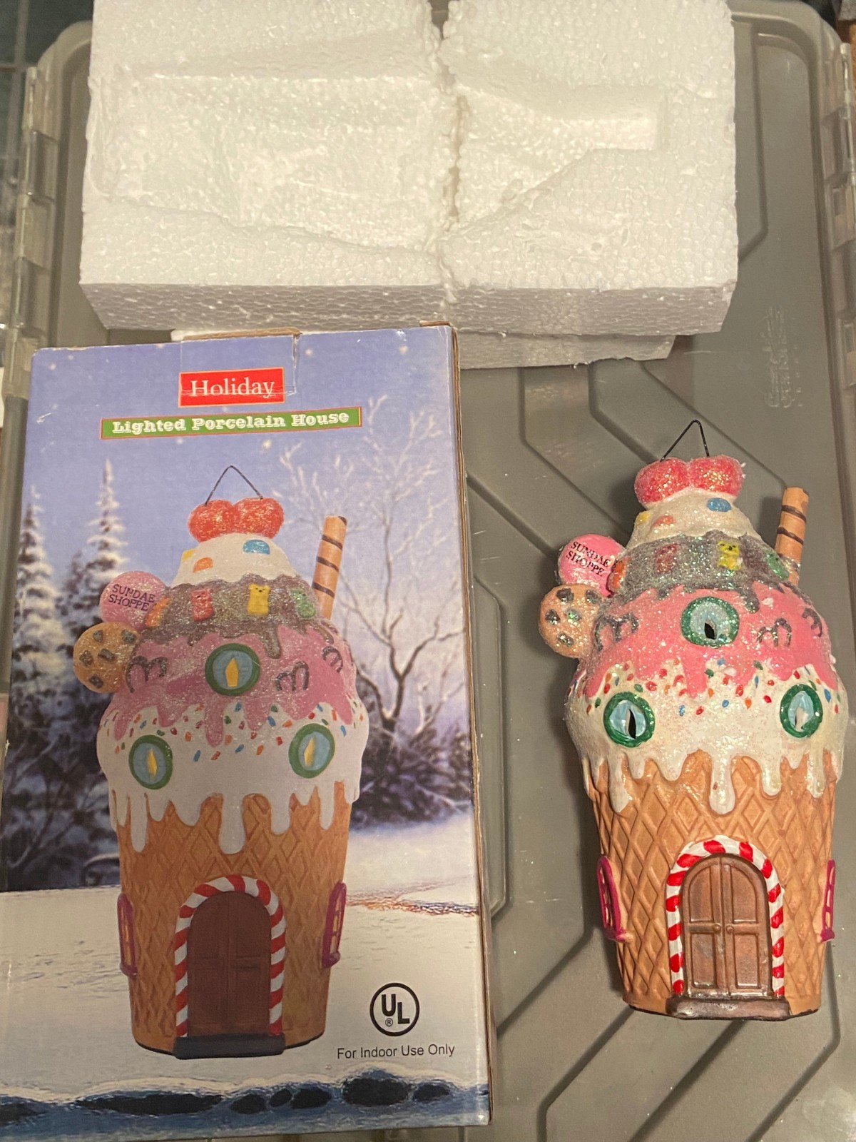 Sundae Shoppe Christmas 9″ Lighted Porcelain House Indoor Use *Pre-Owned* hhh1