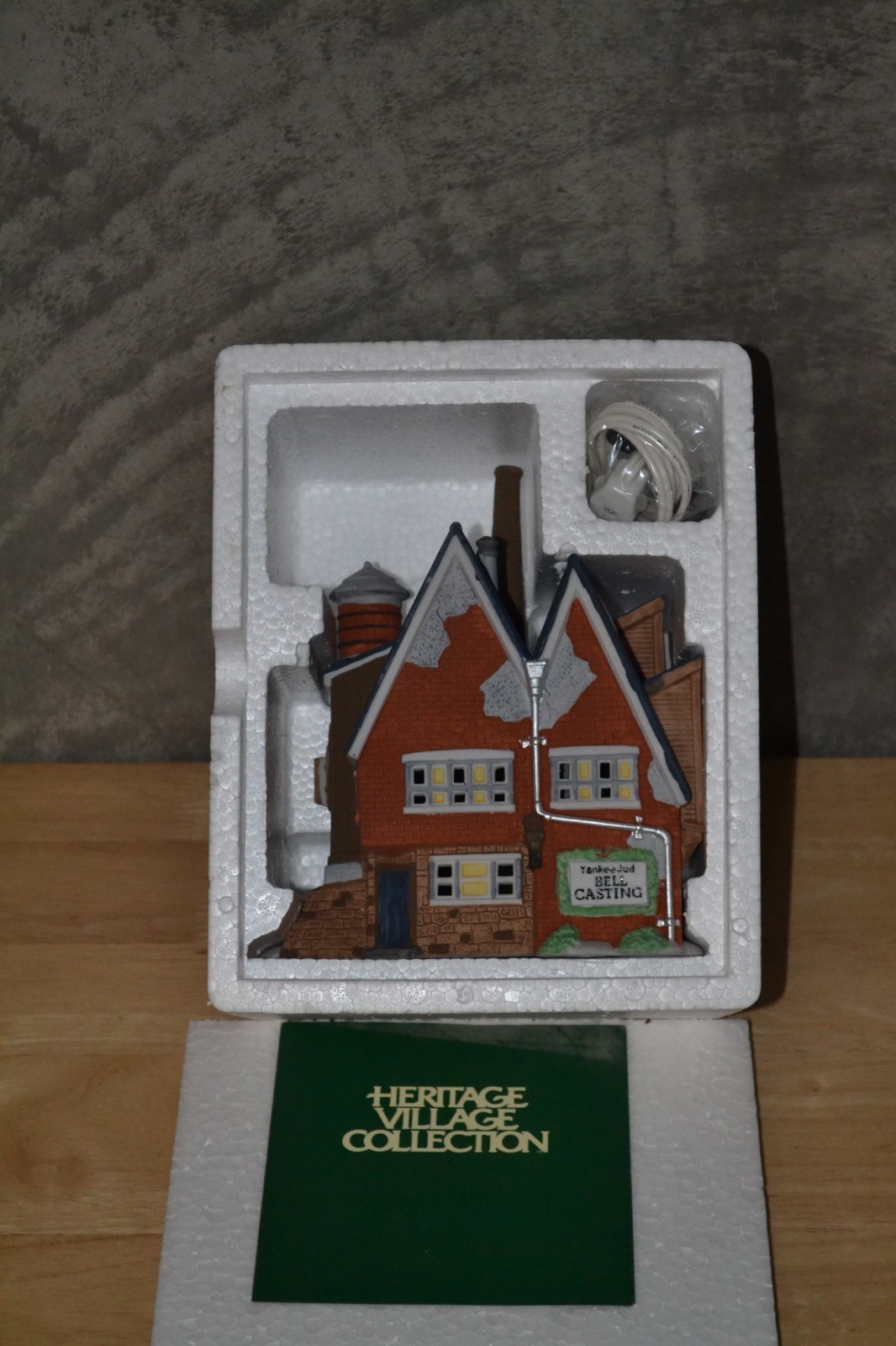 Dept 56 New England Village Series Yankee Jud Bell Casting #5643-0 Box & Light