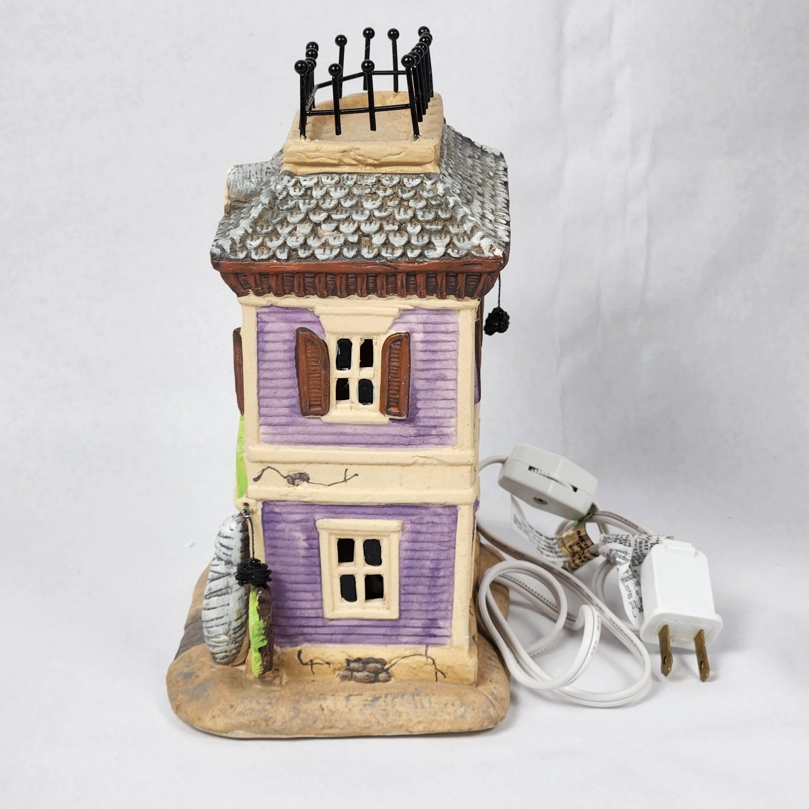 Holiday Inspirations Casper’s Costume Shoppe Lighted House Susan Winget 2013