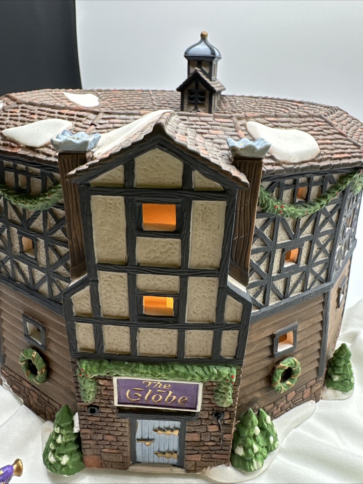 Department 56 “ The Old Globe Theatre” Historical Landmark Retired Dickens Villa