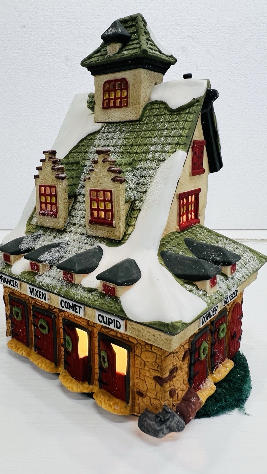 Dept 56 North Pole Series “ Reindeer Barn” Retired 1990 Excellent Condition !