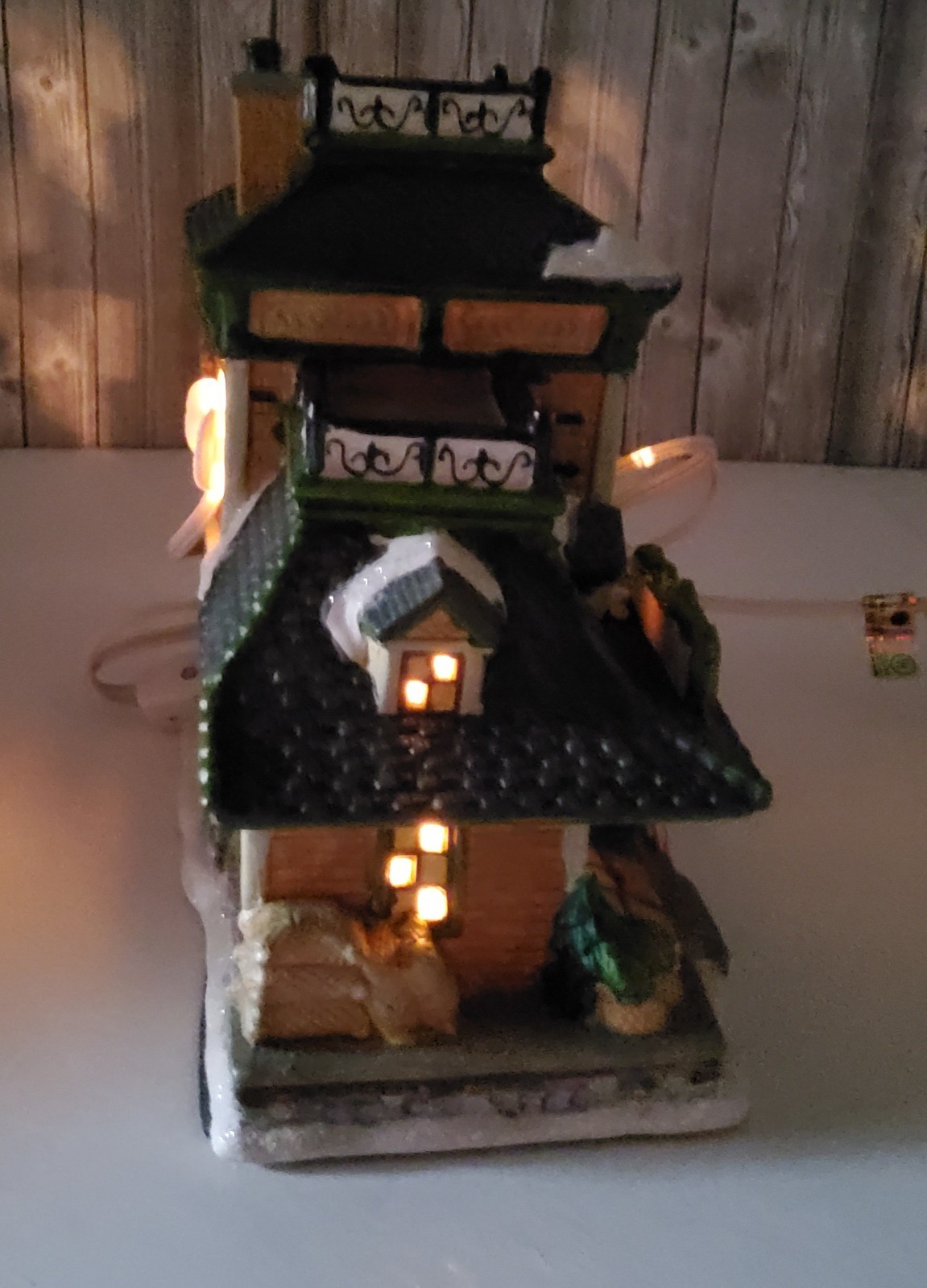 HOLIDAY INSPIRATIONS “GARDEN SHOP” LIGHT UP PORCELAIN CHRISTMAS HOUSE W/BOX
