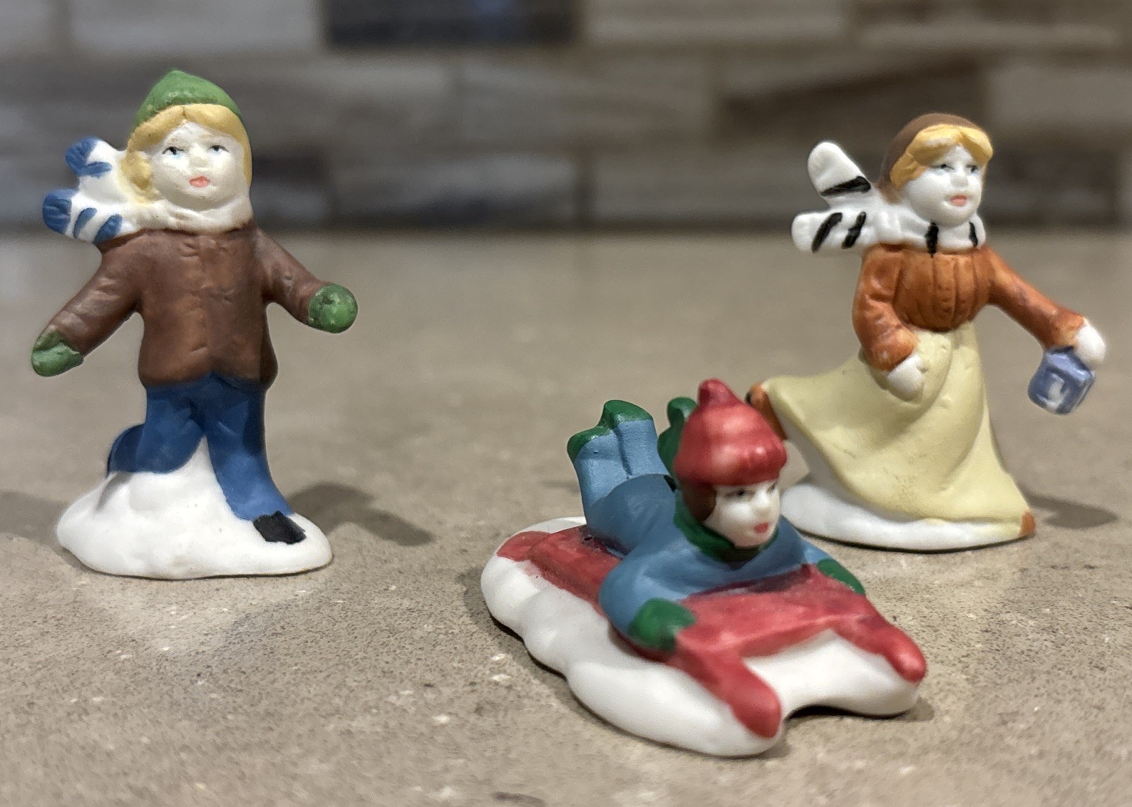 Unbranded Christmas Village Figurines Accessories Decor – Lot of 16 Pieces