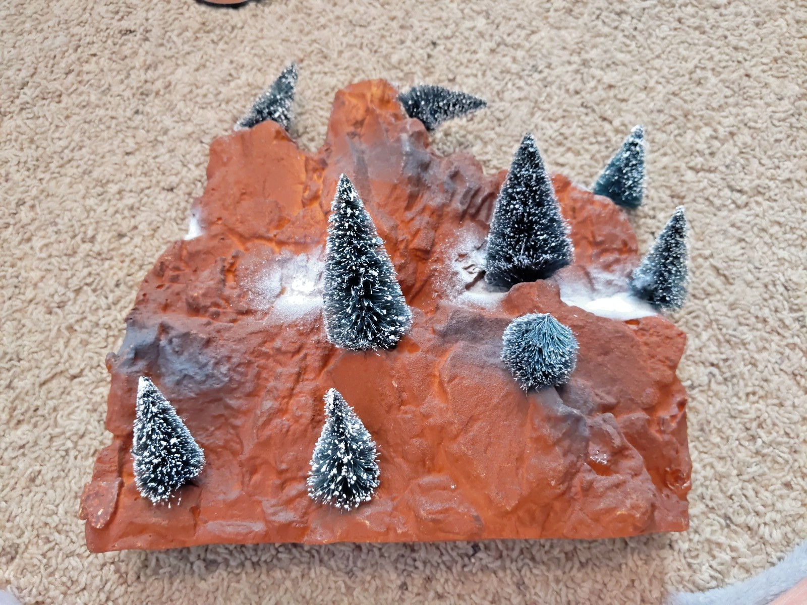 1998 Lemax LANDSCAPE ACCENT Small Village Mountain Backdrop With 9 Trees #81013