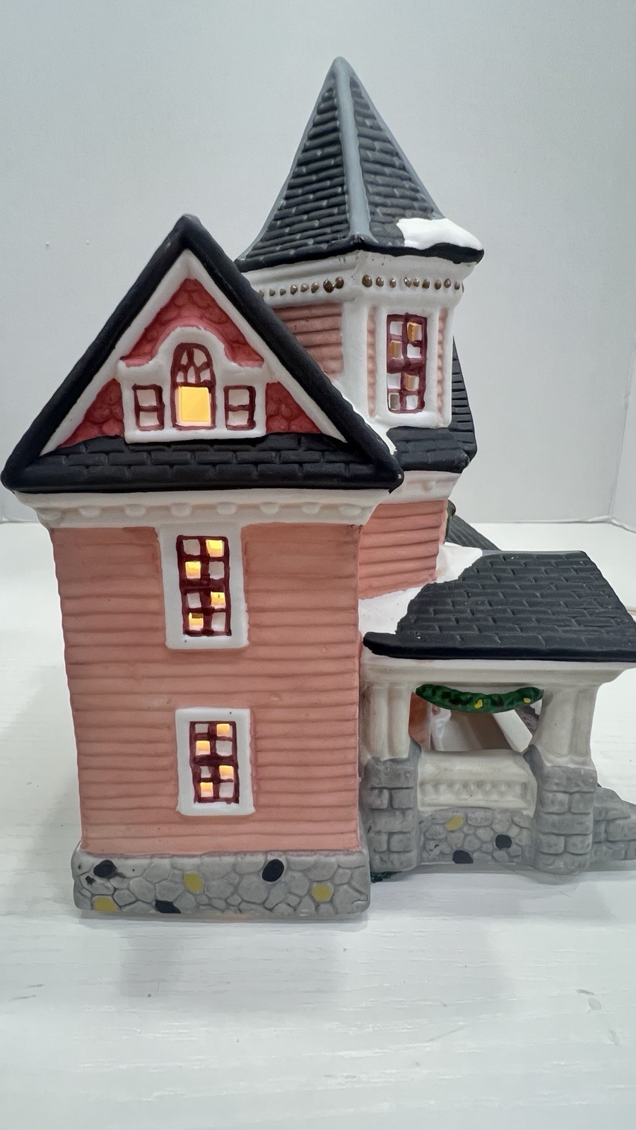 Heartland Valley Village “Pink Lady Farmhouse” Lighted House With Cord Excellent