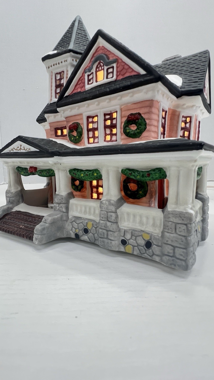 Heartland Valley Village “Pink Lady Farmhouse” Lighted House With Cord Excellent