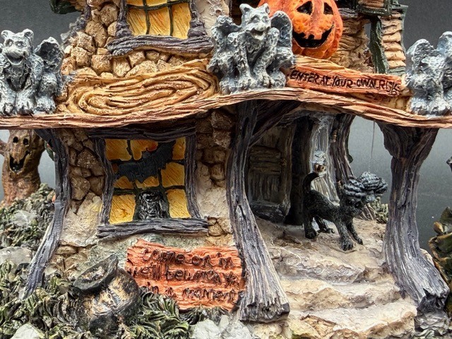 2000 Boyds Town ~ Punky Boobear’s Haunted Halloween House, Style#19012