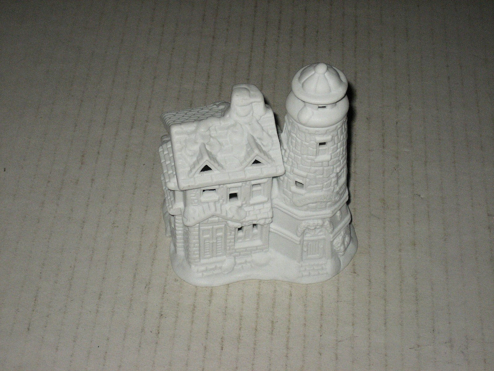PORCELIN HOUSE/LIGHTHOUSE COTTAGE/UNPAINTED/NOS nice SEE PICS