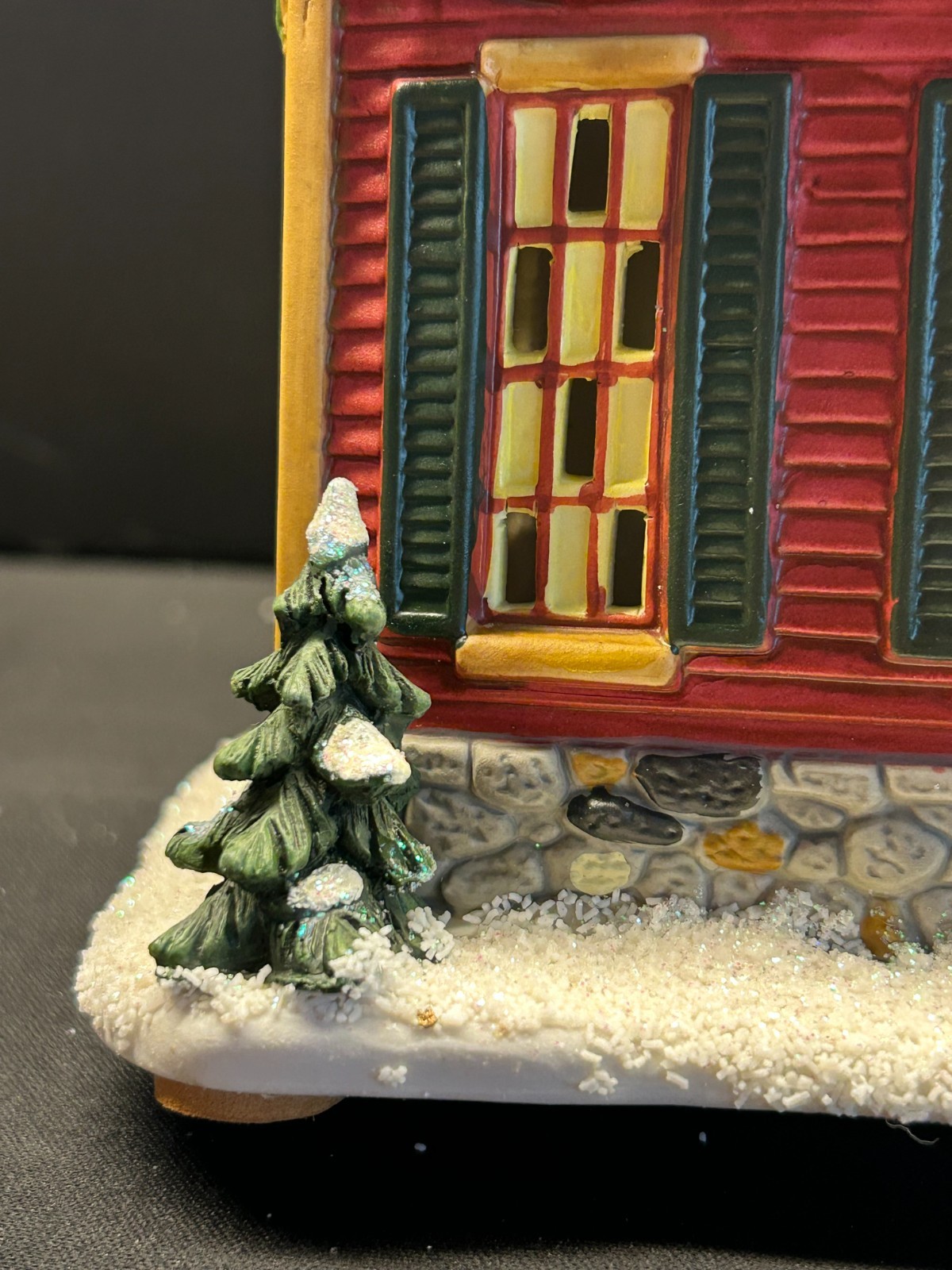 🎄🎄 St Nicholas Square Lighted Berrywood School House W/ 2 Extra figures