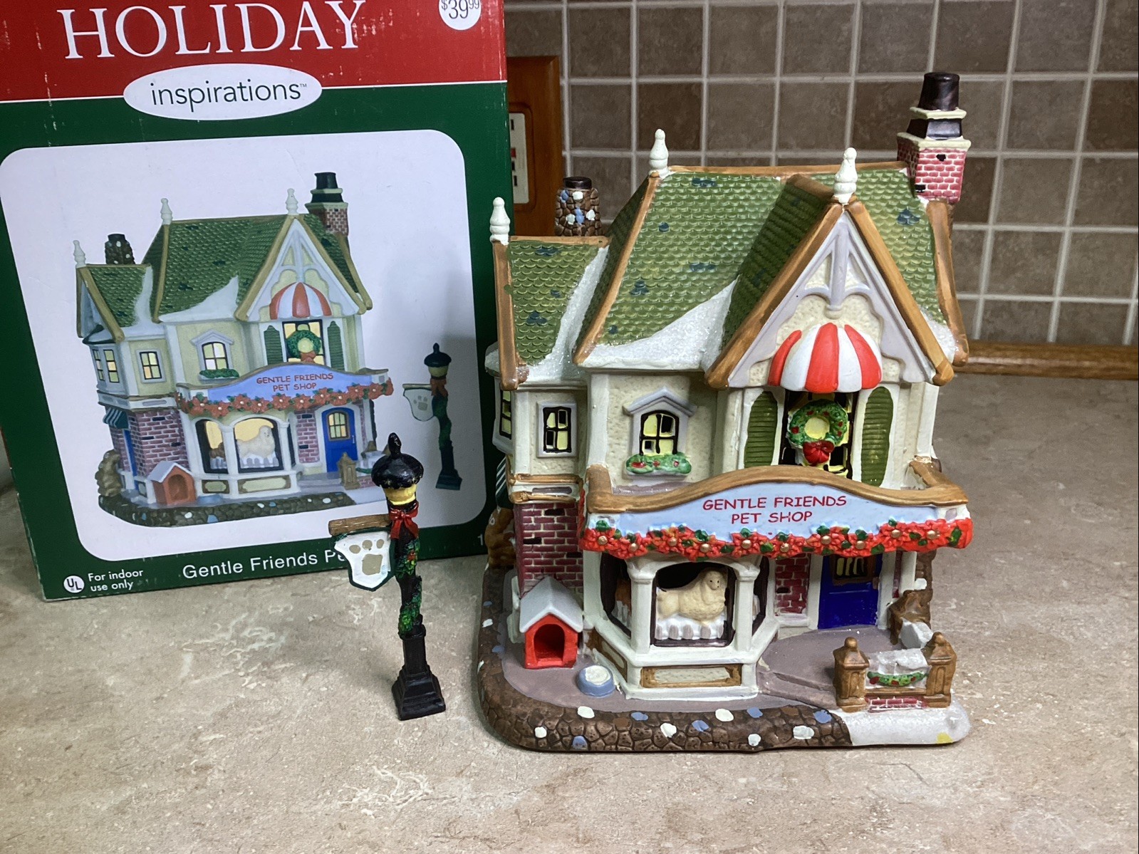 HOLIDAY INSPIRATIONS – GENTLE FRIENDS PET SHOP -CHRISTMAS HOUSE-W/ Light Cord