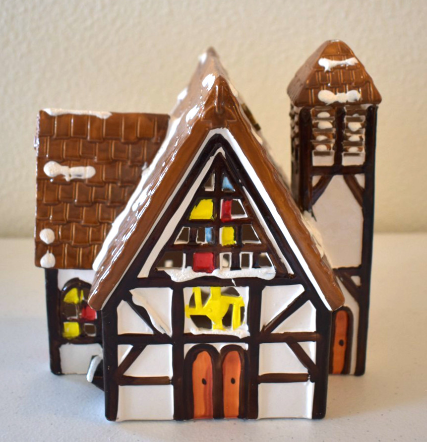 Dept. 56 Snow Village Collection. Excellent Condition no chips or cracks.
