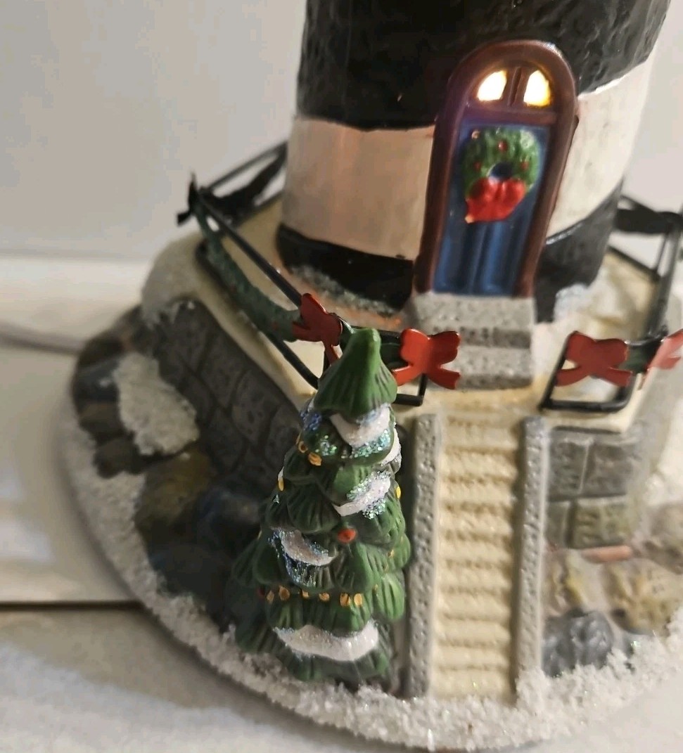St. Nicholas Square 2005 Lighthouse Illuminated The Village Collection – Works