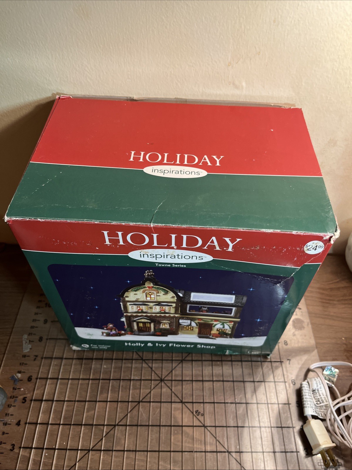 VTG Holiday Inspirations Towne Series Holly & Ivy Flower Shop Lighted Ceramic