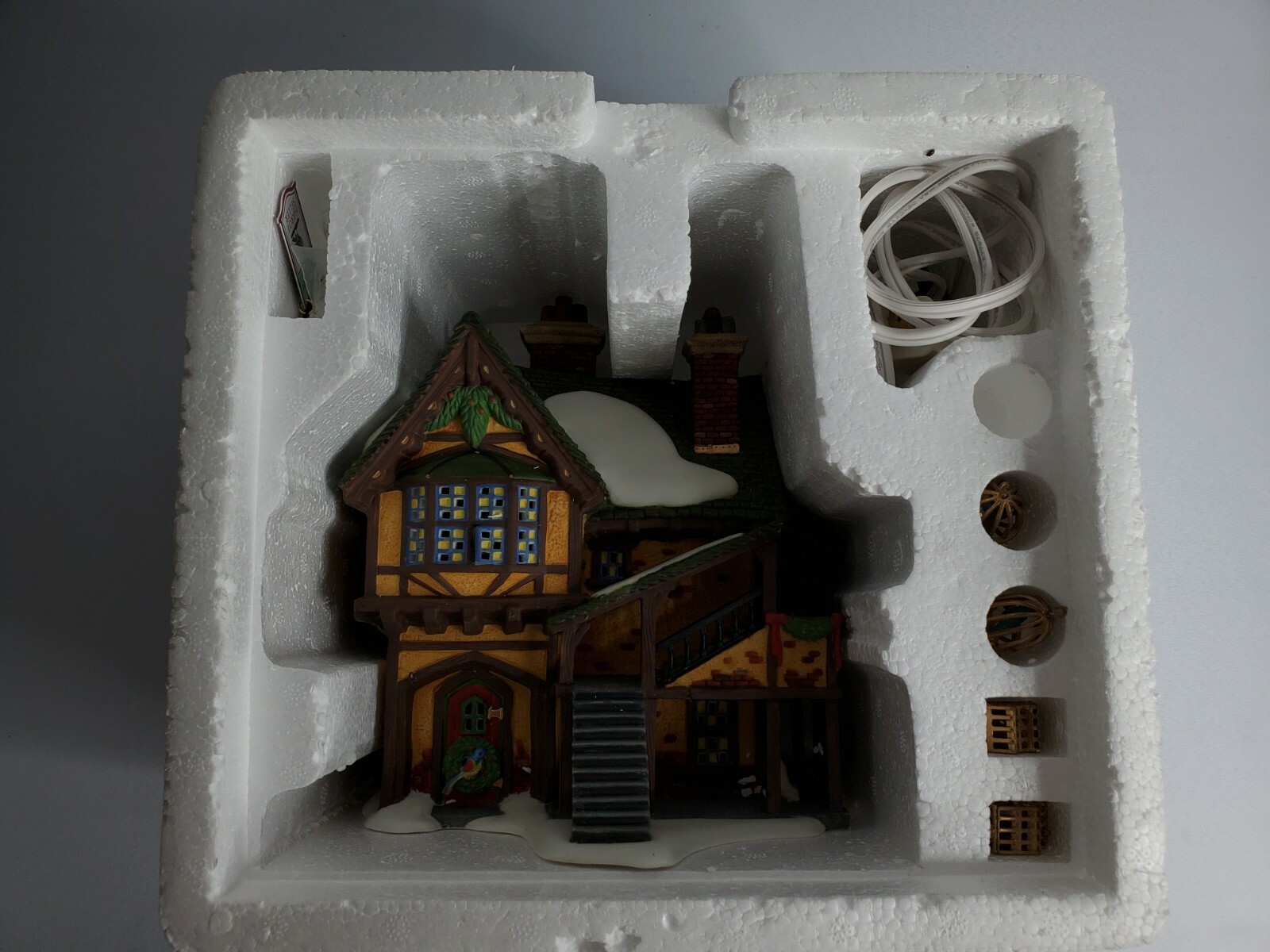 DEPT 56 DICKENS VILLAGE – WINGHAM LANE PARROT SELLER 58449 RETIRED SHOP EUC