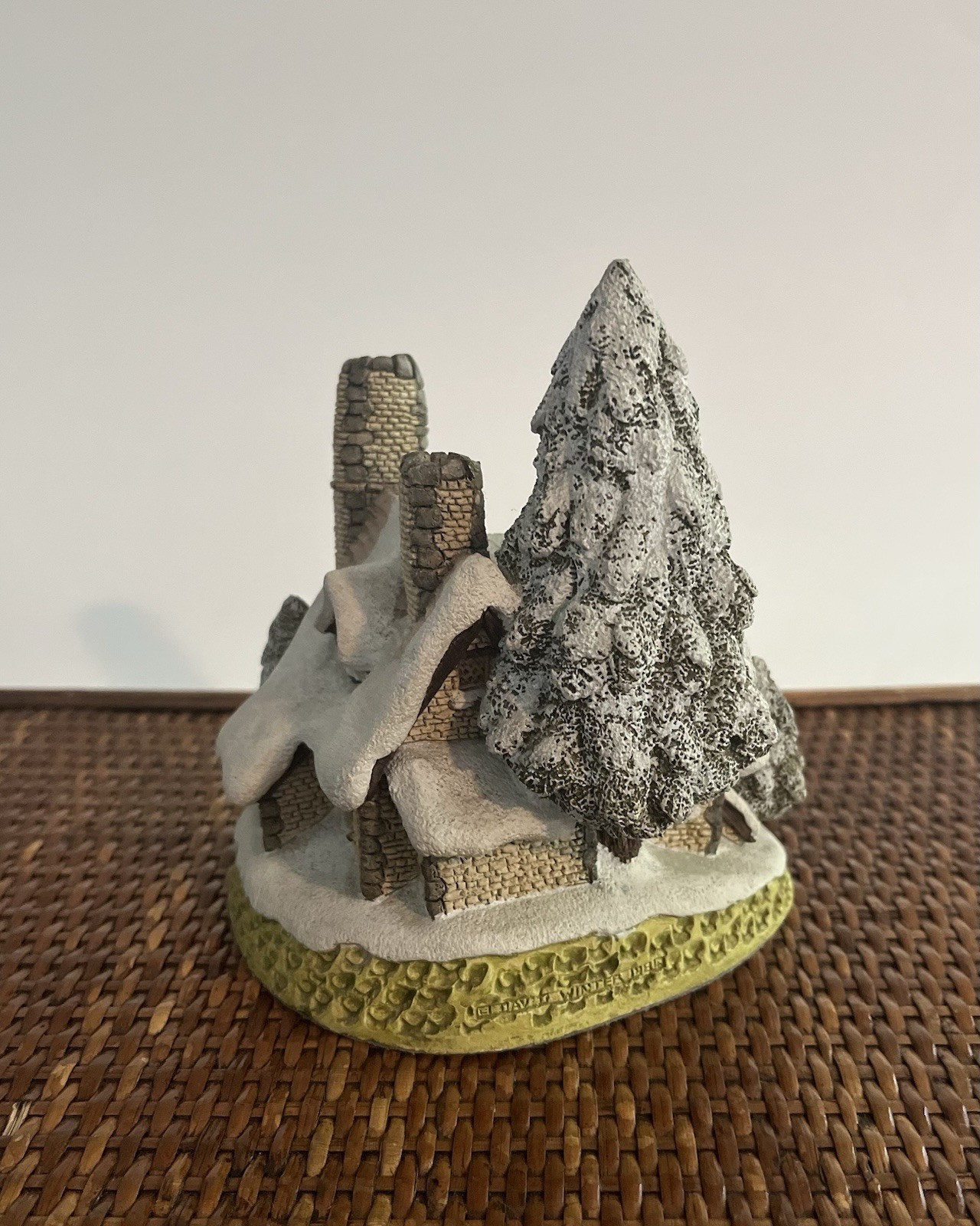 Snow Cottage – 1984 David Winter – Includes Original Box – Open Box